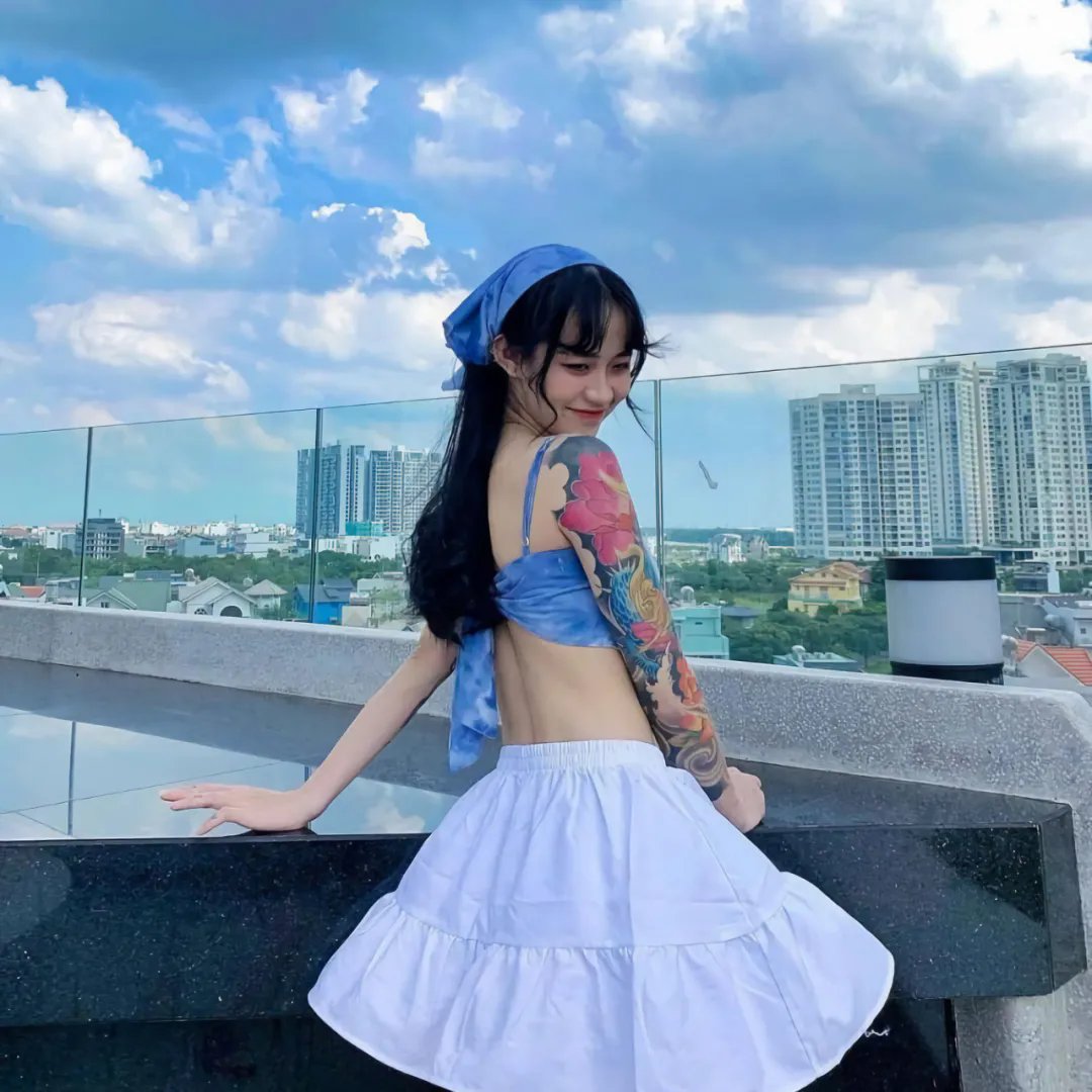 随盲柳入眠的女人